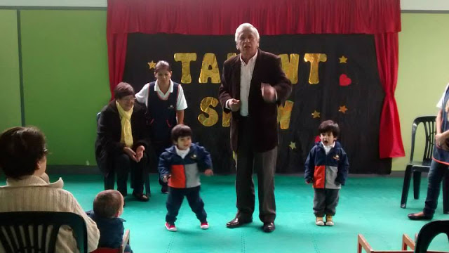 En el día de los abuelitos miren como recitamos y bailamos