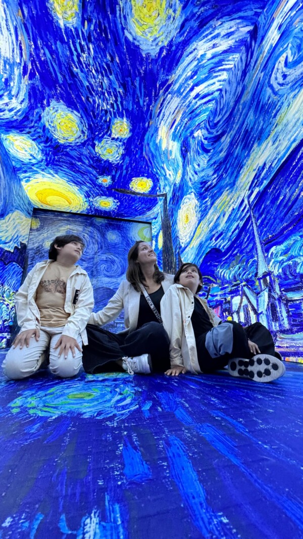 🤩PLAN EN LIMA ESTILO EUROPA 🤩Expo Van Gogh estilo Europa en Lima 
vangoghvivo 

Una experiencia como en los mismos museos de Europa y a 20 soles se lleva a cabo en Lima - Perú hasta el 7 de julio:

📍 Lugar cc.plazanorte 
⏰ 12pm a 9pm
💲Desde: Adultos 20 soles / Niños 15 soles 
👧🏻Menores de 3 años no pagan
‼️Promo grupo colegios 10 soles 
🎫 Compra tu entrada presencial o por joinnus 

‼️ Recomendaciones:
Anda días de semana porque hay menos gente, los ingresos son por grupos y experimentarás en cada sala inmersiva el mundo artístico de Van Gogh. Una vez avanzas una sala, no se permite regresar a la anterior por lo que tomate tu tiempo y toma las mejores fotos porque están llenas de spots lindos para el recuerdo 💙.

El recorrido lo harás en una hora aproximadamente y te recomiendo ingresar a la sala de realidad virtual que por 5 soles más por persona te sumergirás en el maravilloso mundo de Van Gogh.

Síguenos para más datitos en familia❤️.

familiaviajera planesenfamilia papisporprimeravez planes europaenlima